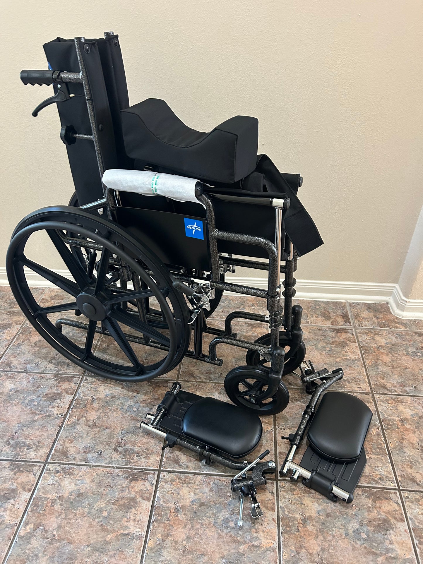 Medline Silla de ruedas reclinable, 18 pulgadas, con reposapiernas elevables.