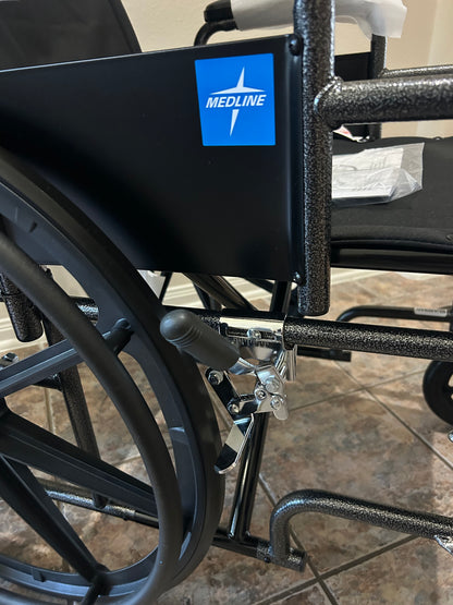Medline Silla de ruedas reclinable, 18 pulgadas, con reposapiernas elevables.