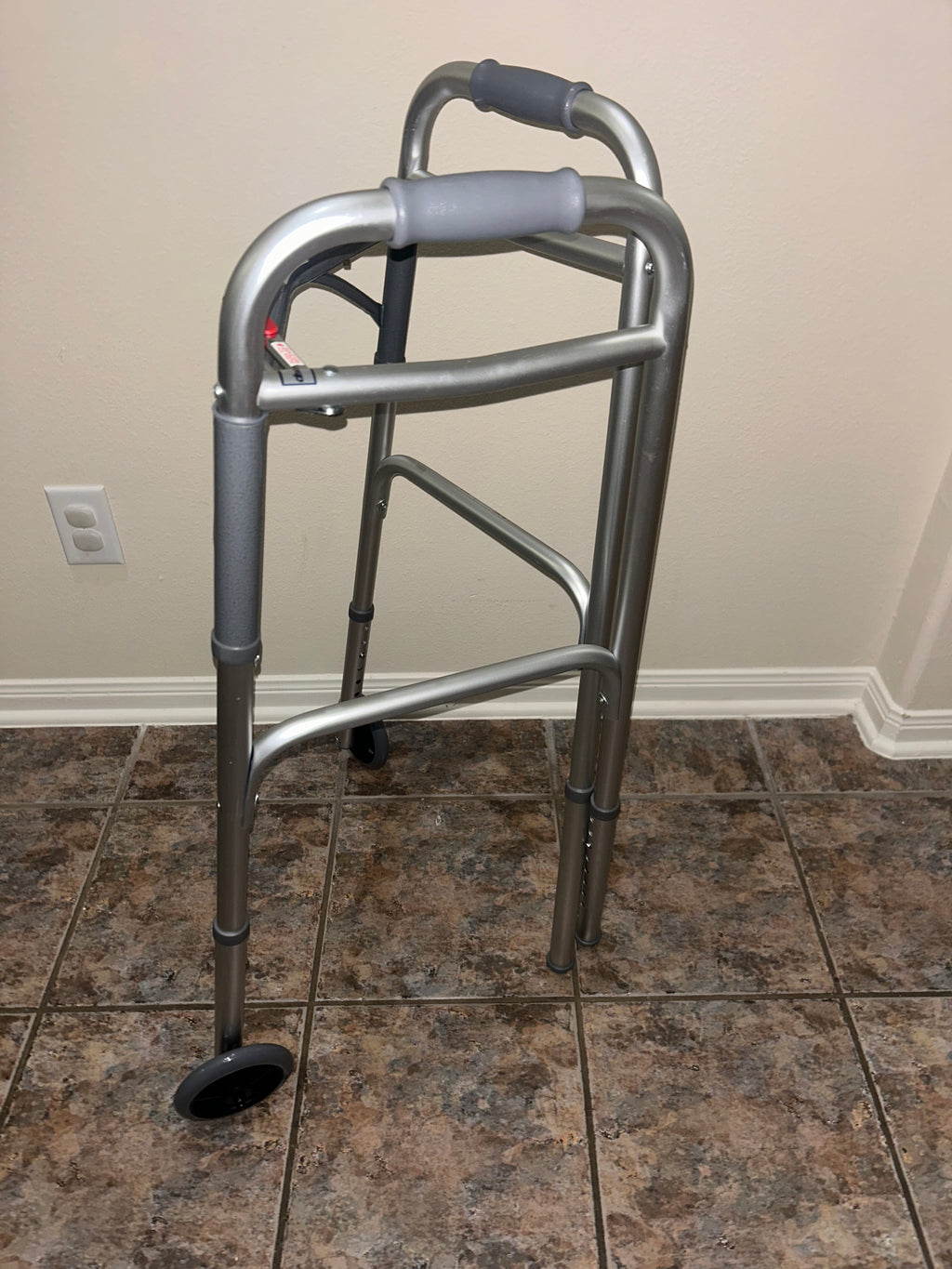 Andador plegable de lujo de dos botones con ruedas de 5 pulgadas