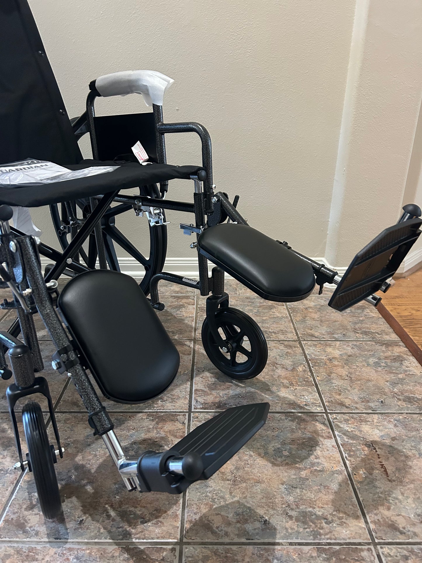 Medline Silla de ruedas reclinable, 18 pulgadas, con reposapiernas elevables.