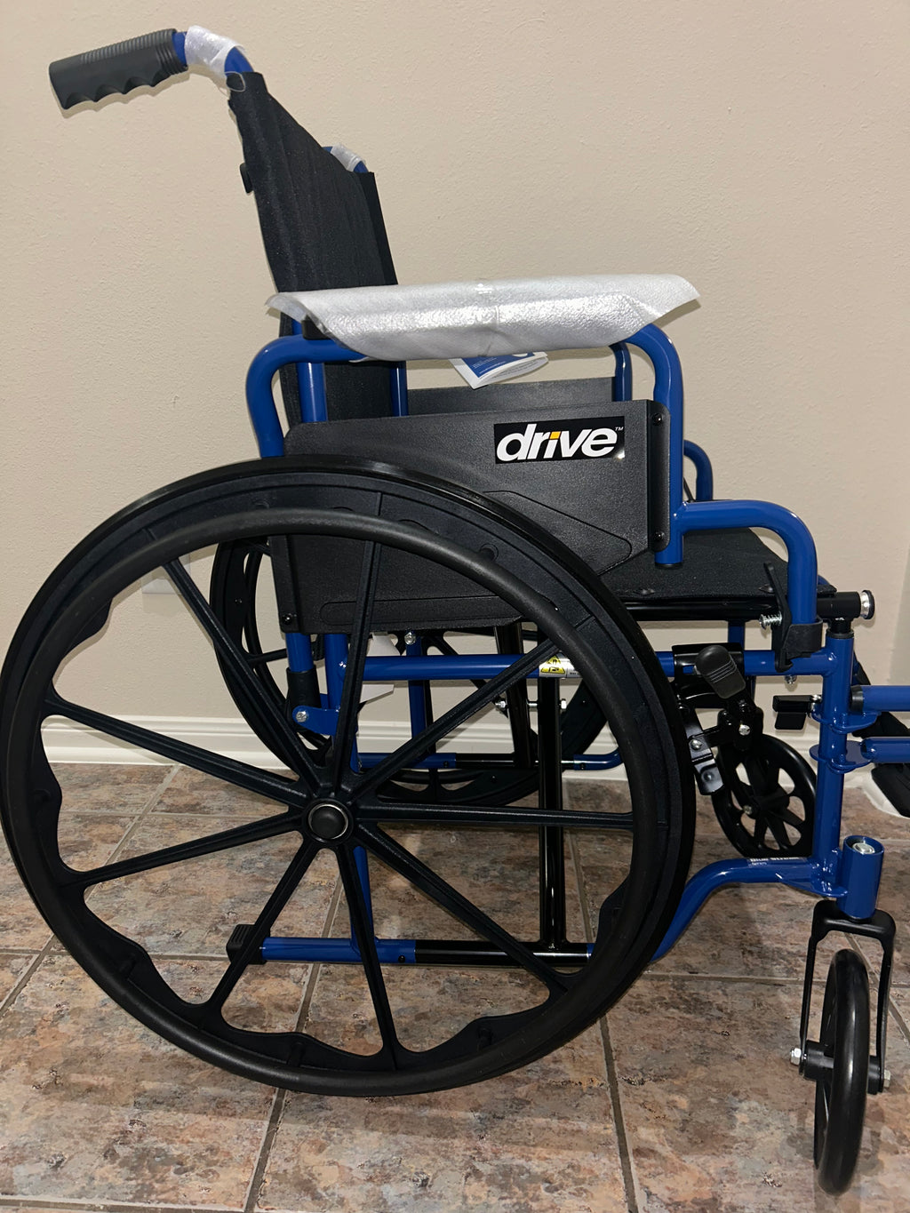 Silla de ruedas azul con brazos desmontables de escritorio de Drive Medical