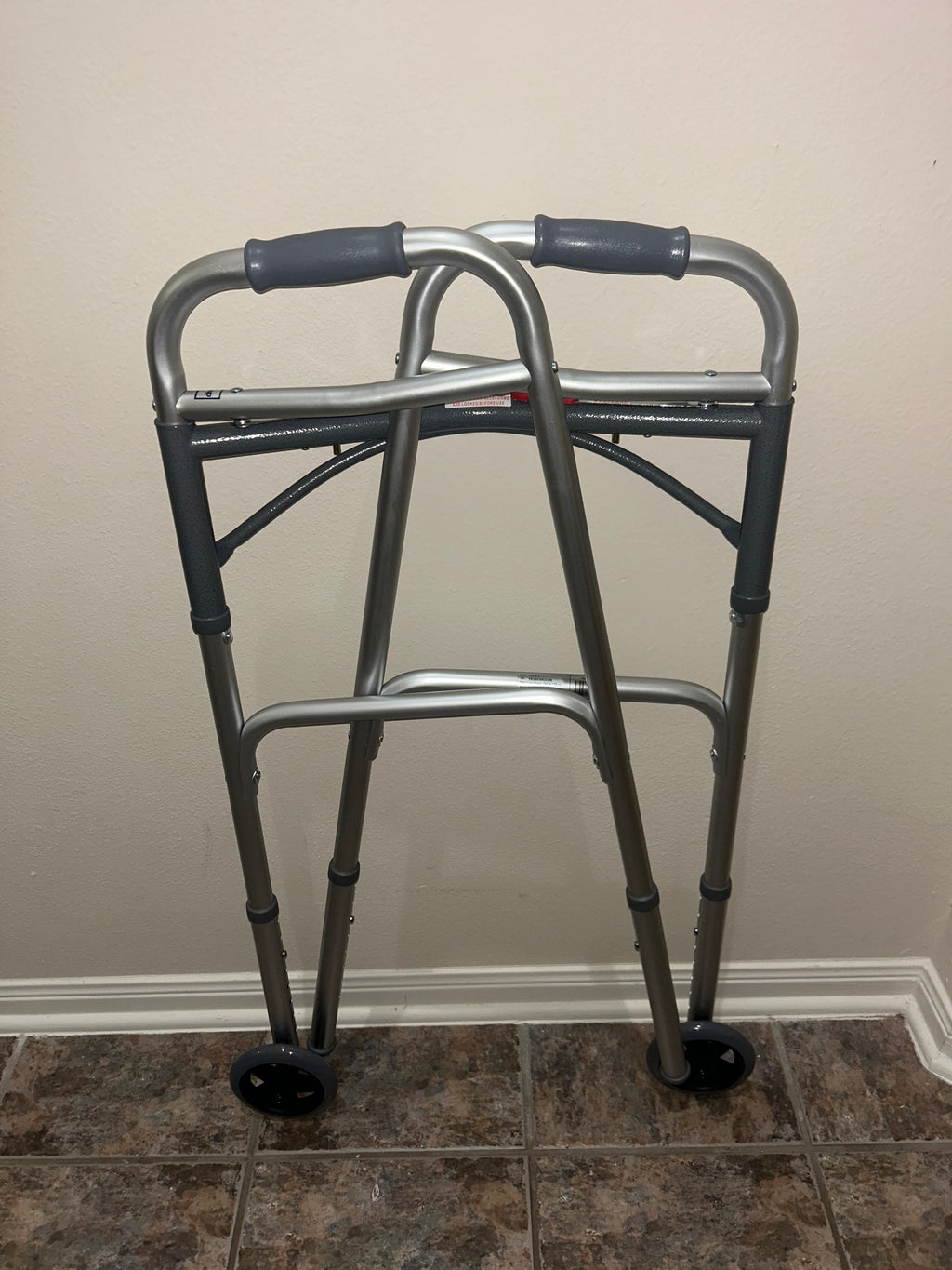 Andador plegable de lujo de dos botones con ruedas de 5 pulgadas