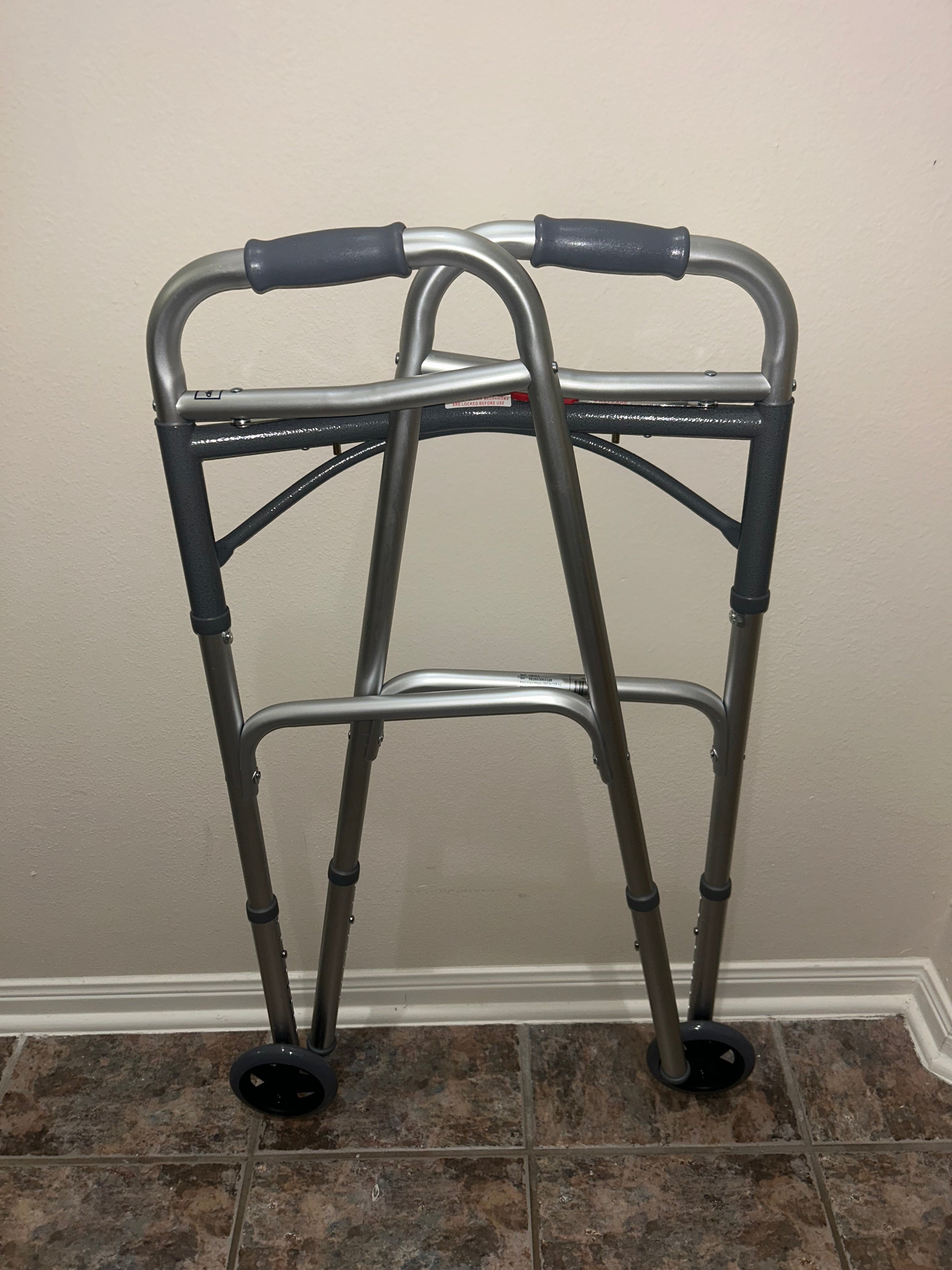 Andador plegable de lujo de dos botones con ruedas de 5 pulgadas