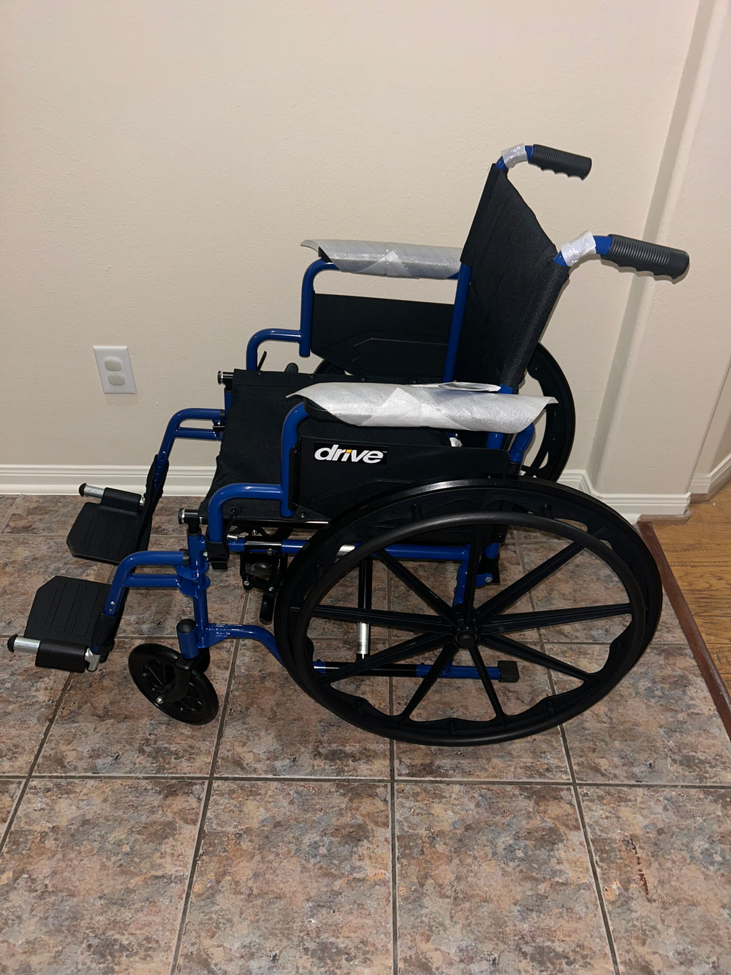 Silla de ruedas azul con brazos desmontables de escritorio de Drive Medical