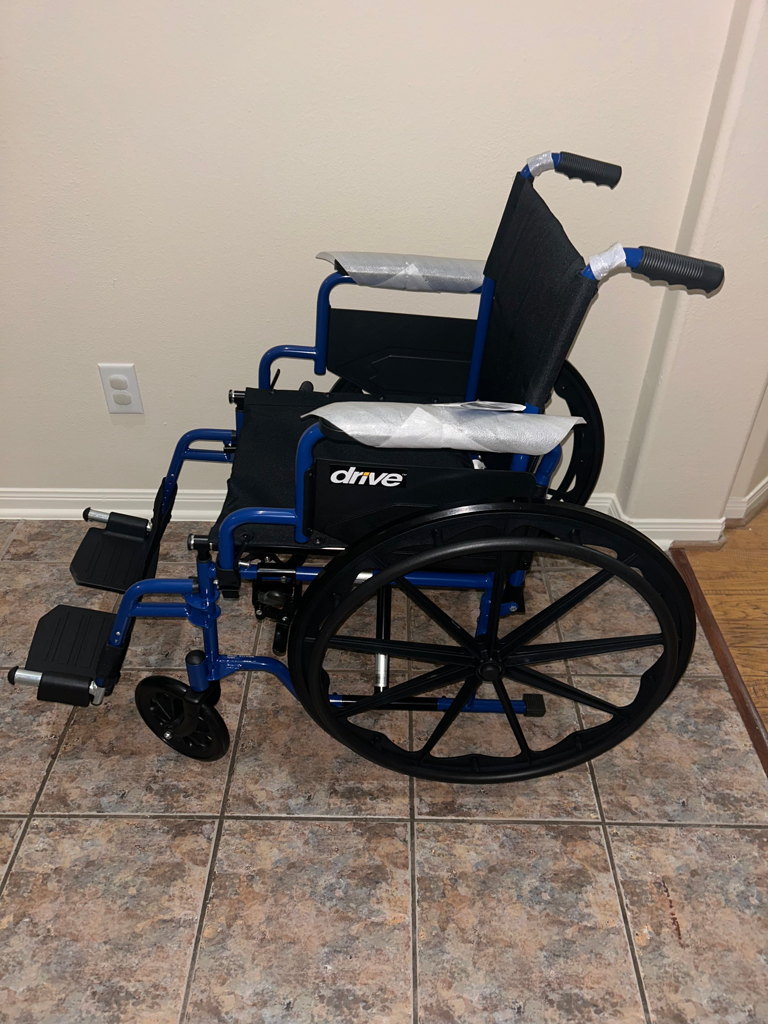 Silla de ruedas azul con brazos desmontables de escritorio de Drive Medical