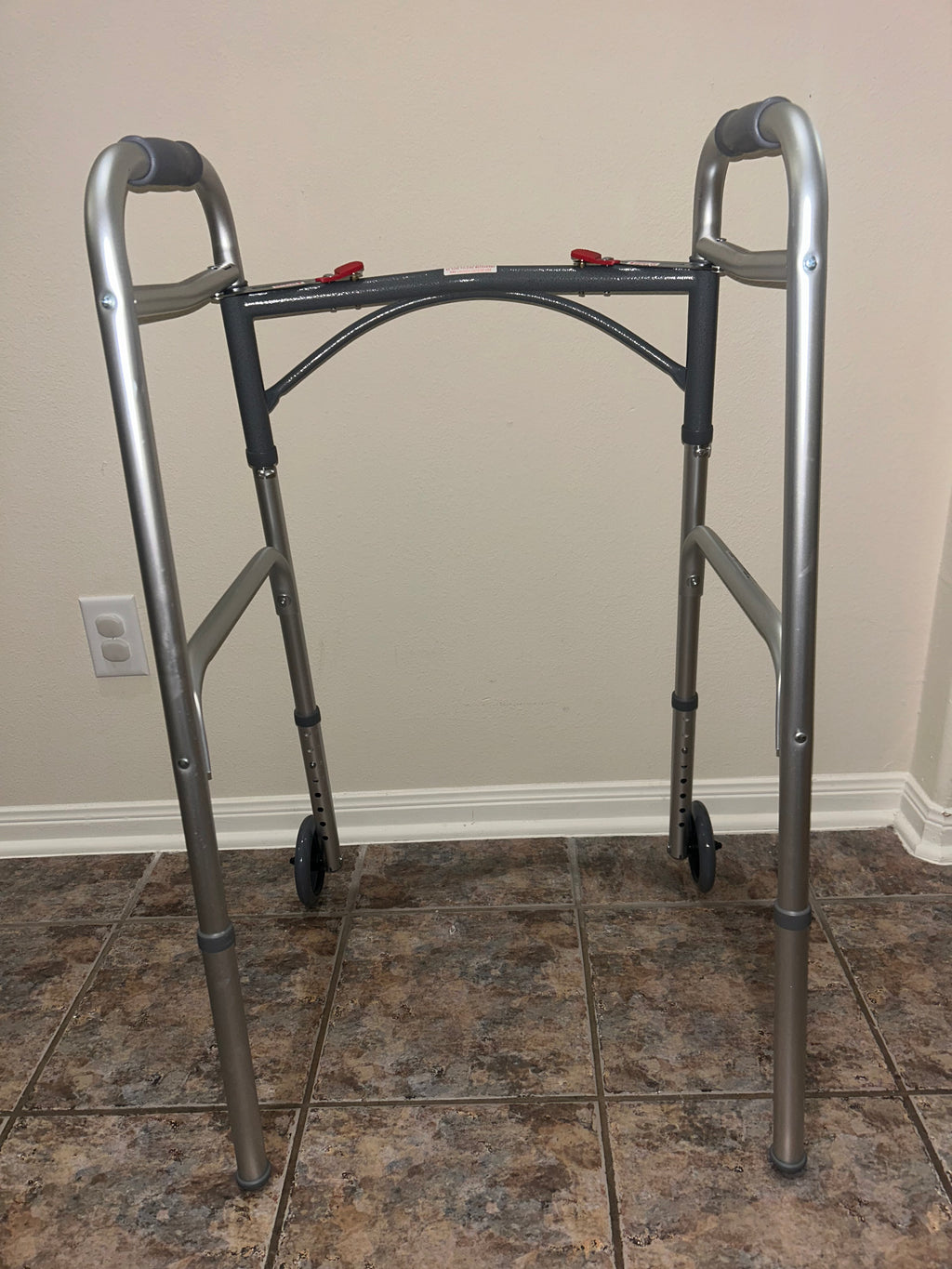 Andador plegable de lujo de dos botones con ruedas de 5 pulgadas