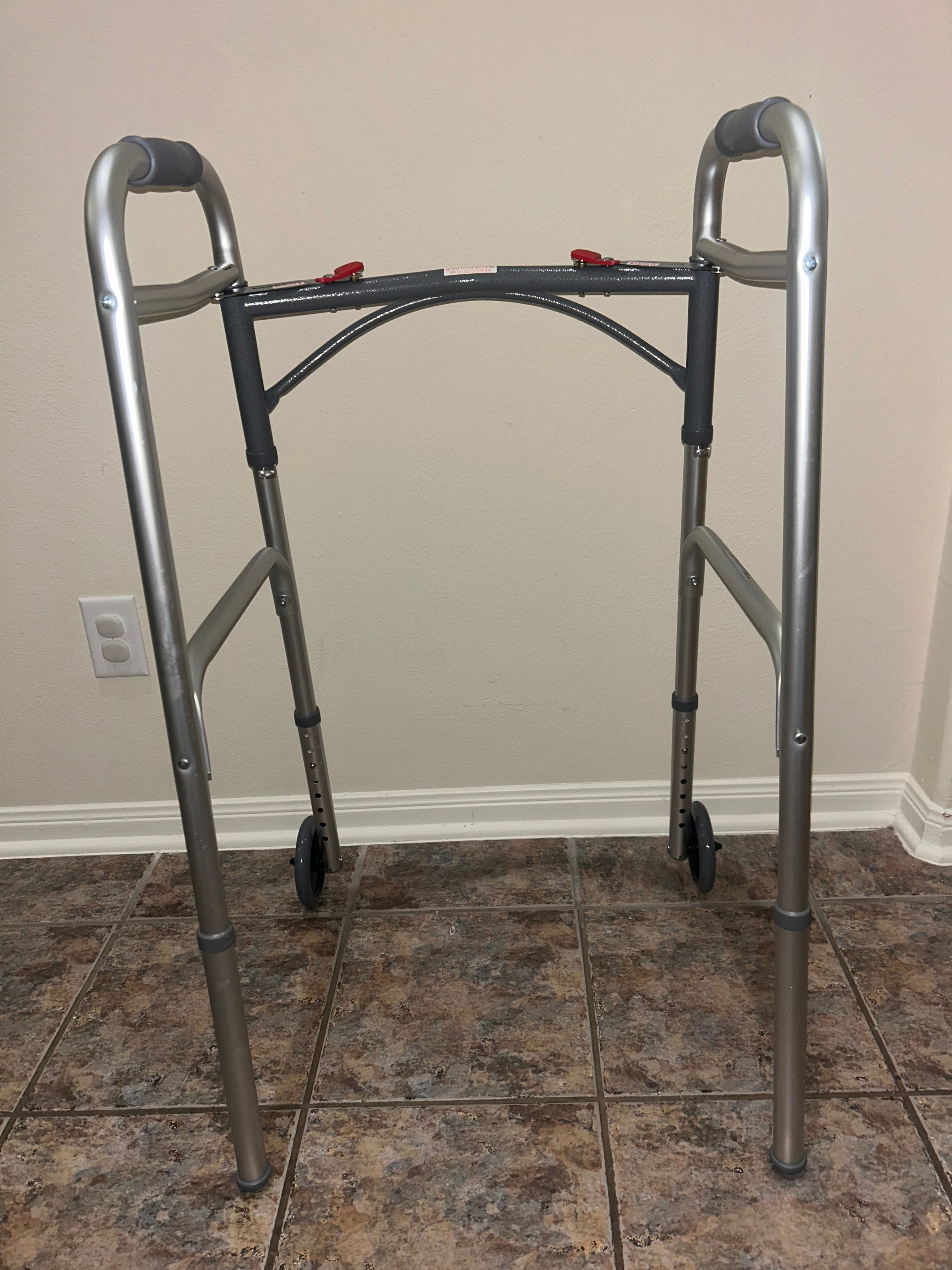 Andador plegable de lujo de dos botones con ruedas de 5 pulgadas