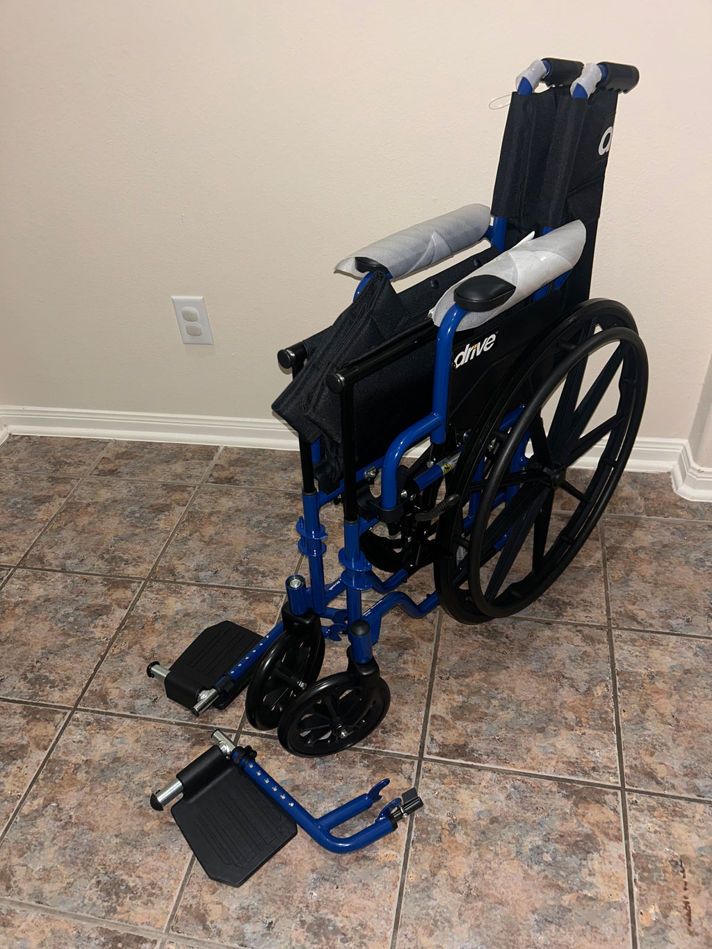 Silla de ruedas azul con brazos desmontables de escritorio de Drive Medical