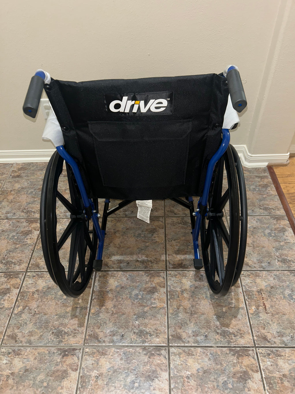 Silla de ruedas azul con brazos desmontables de escritorio de Drive Medical