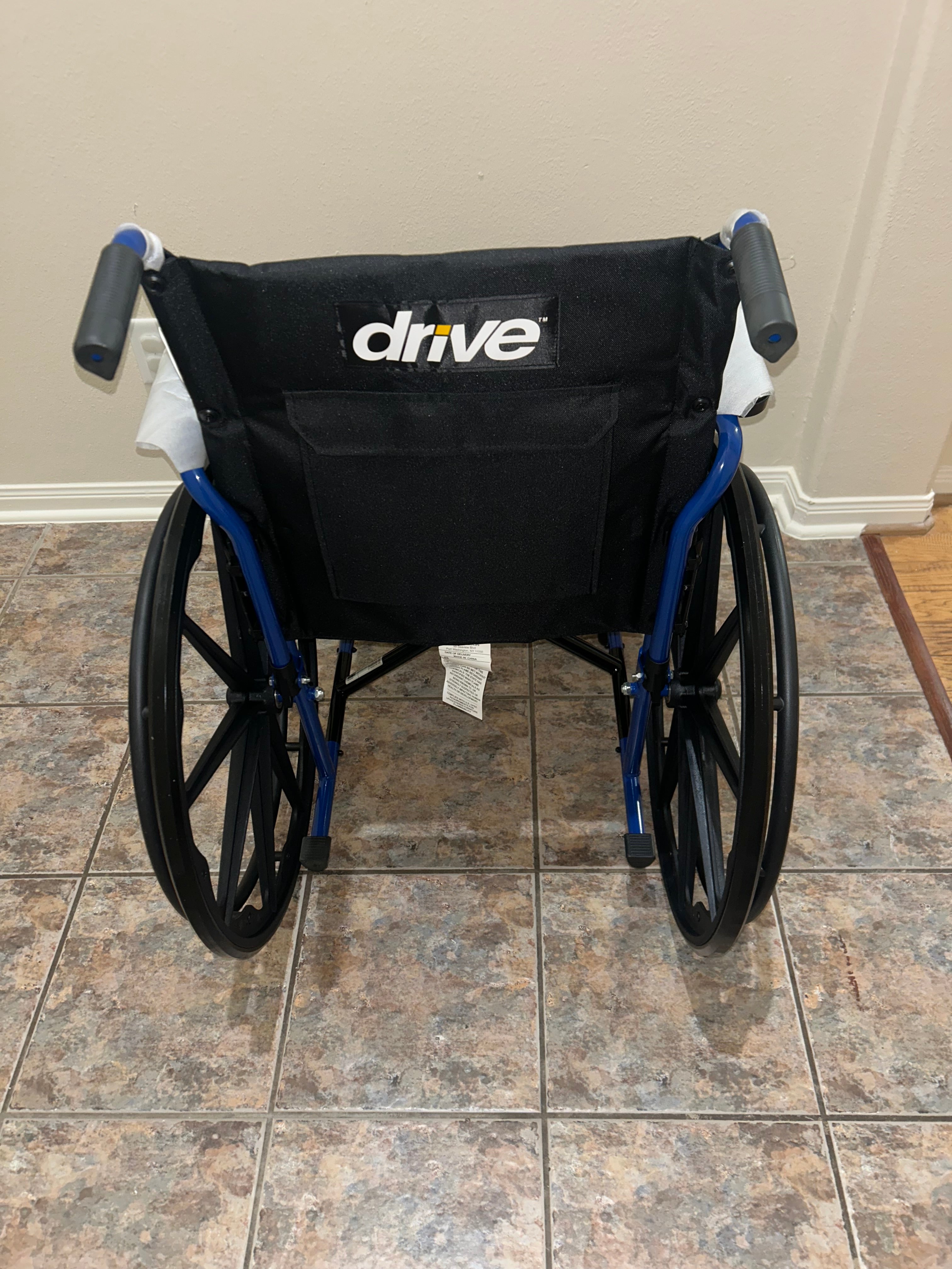 Silla de ruedas azul con brazos desmontables de escritorio de Drive Medical