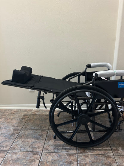 Medline Silla de ruedas reclinable, 18 pulgadas, con reposapiernas elevables.
