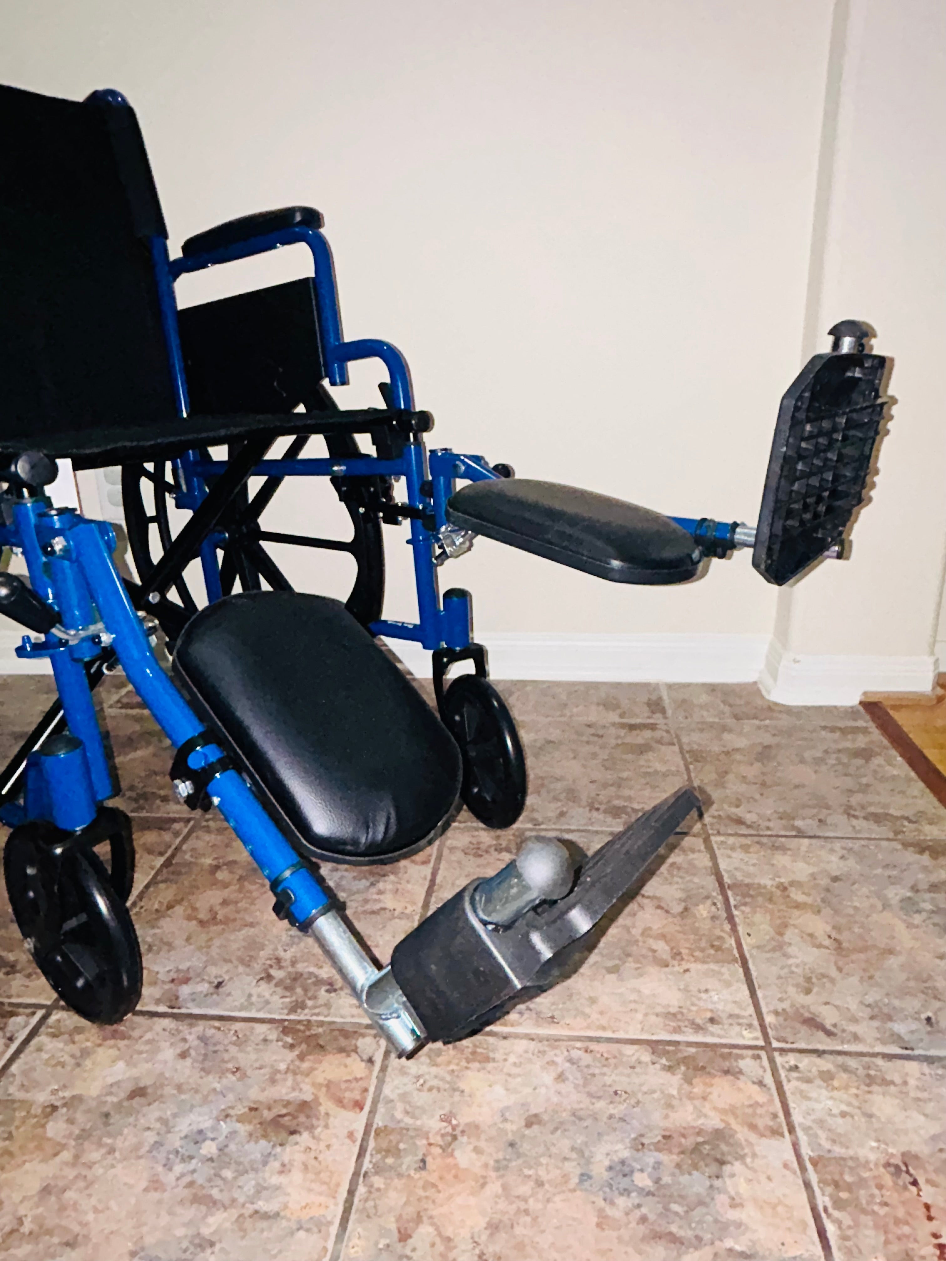 Drive Medical Blue Streak - Silla de ruedas plegable ligera