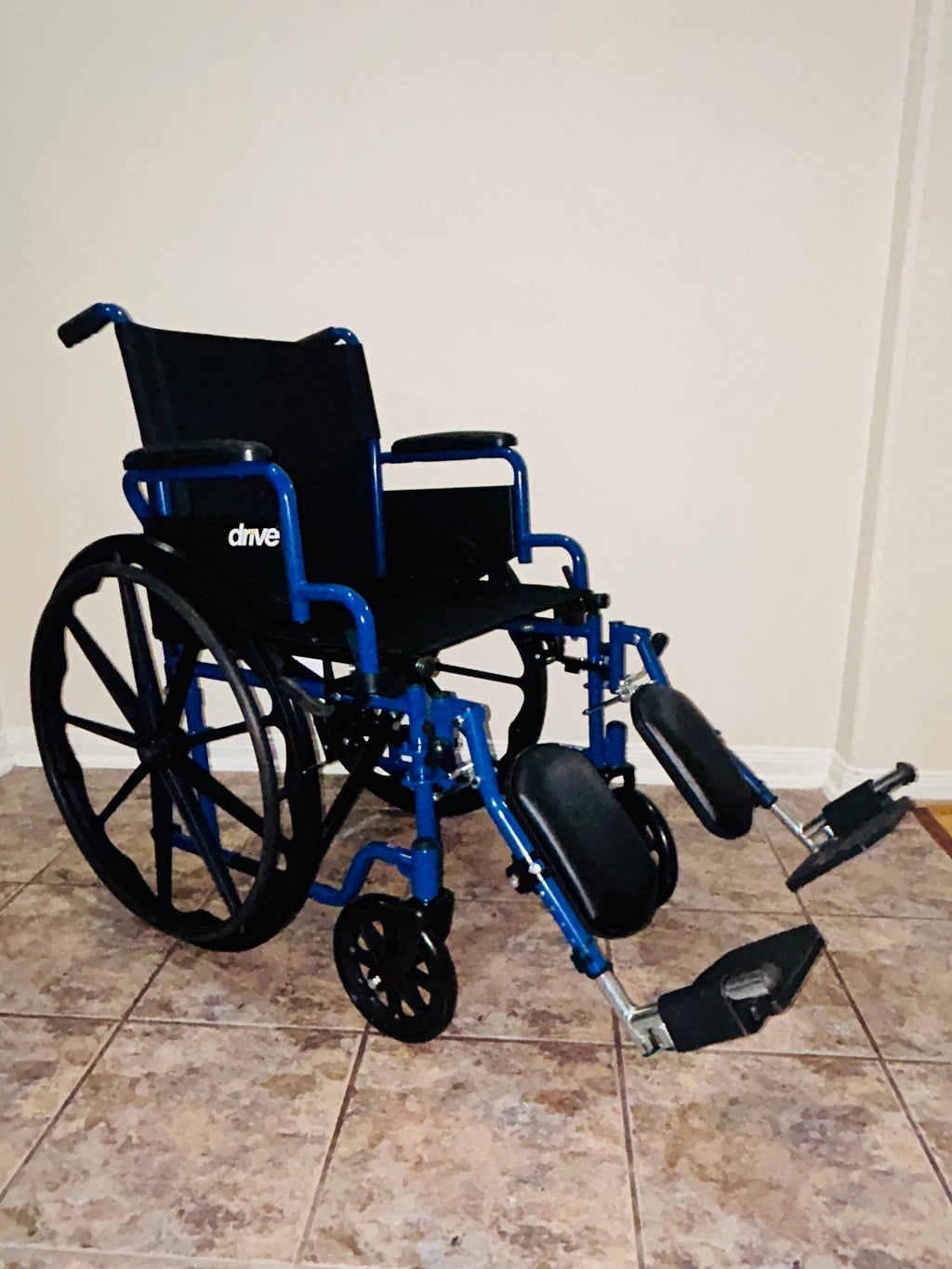 Drive Medical Blue Streak - Silla de ruedas plegable ligera