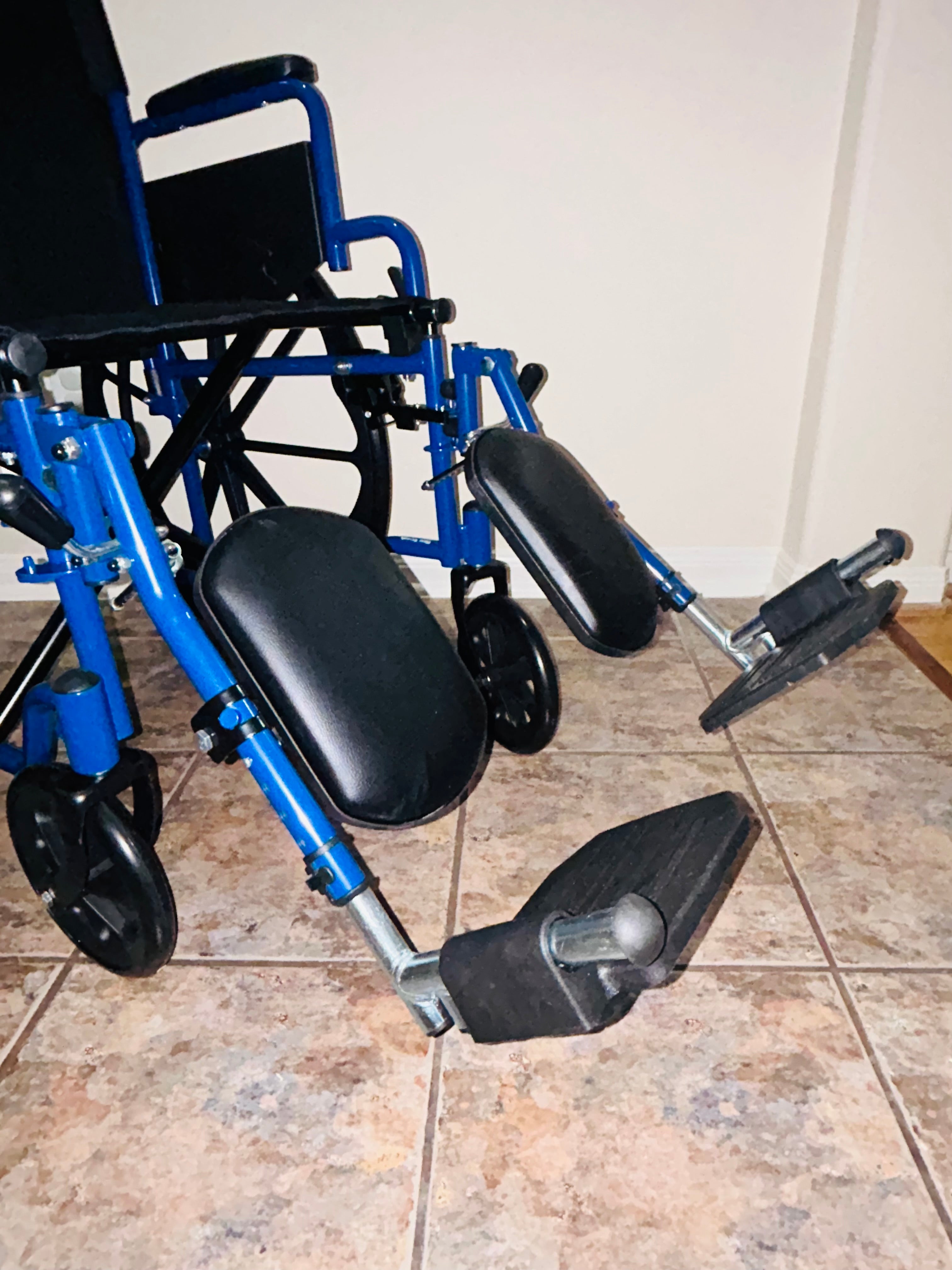 Drive Medical Blue Streak - Silla de ruedas plegable ligera