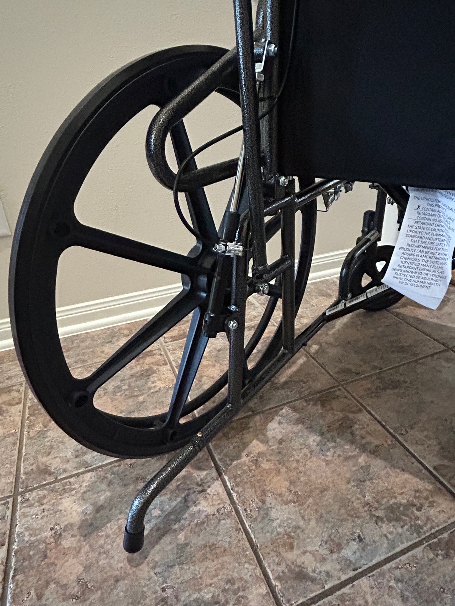 Medline Silla de ruedas reclinable, 18 pulgadas, con reposapiernas elevables.
