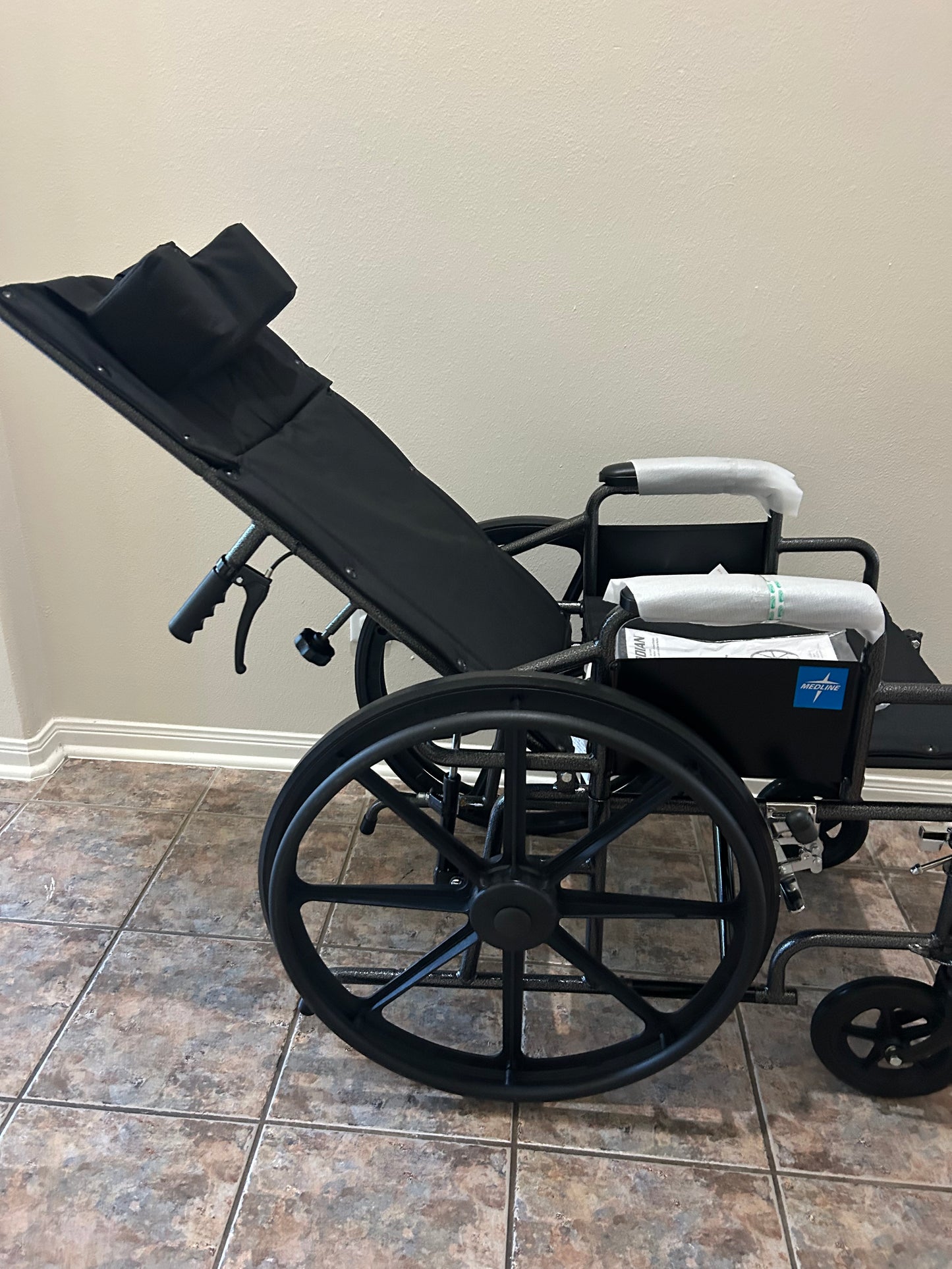 Medline Silla de ruedas reclinable, 18 pulgadas, con reposapiernas elevables.