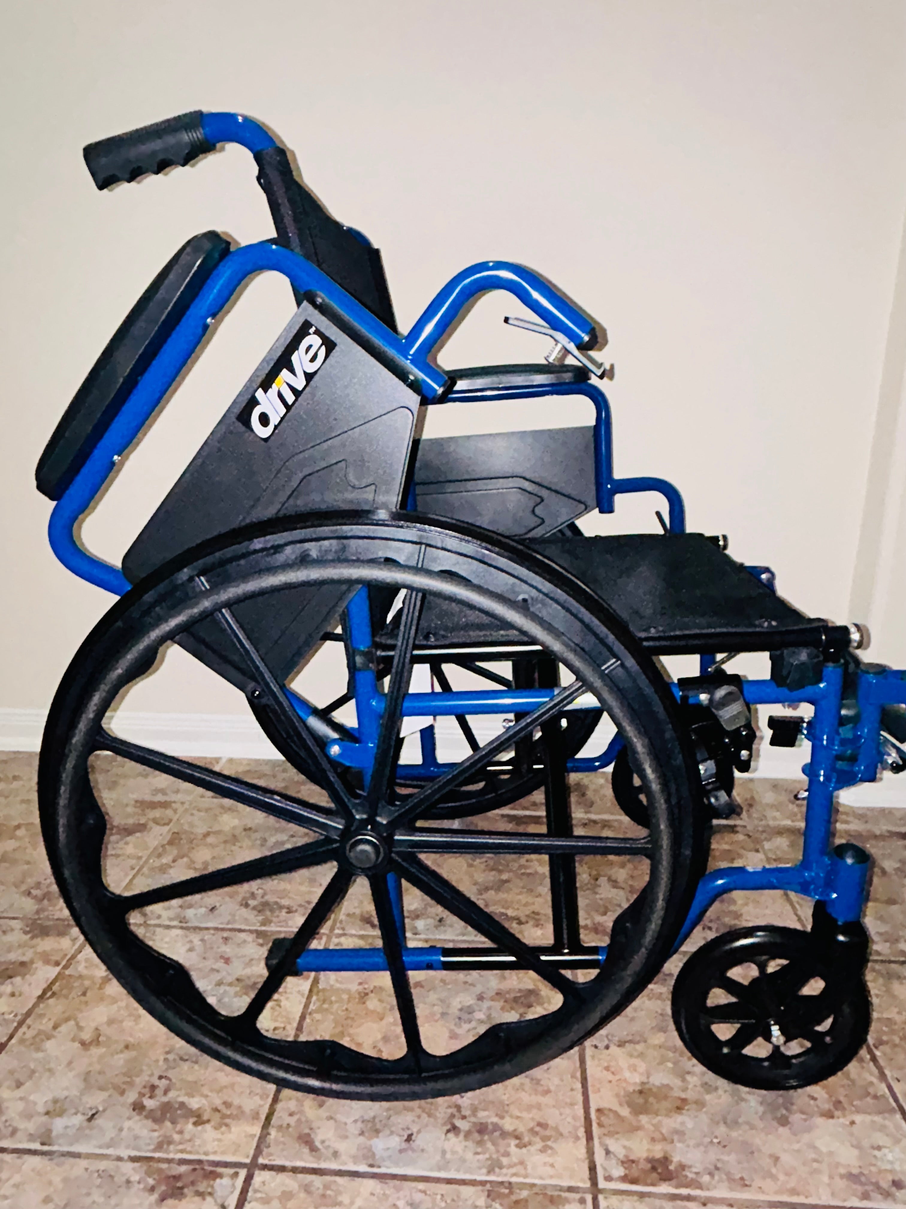 Drive Medical Blue Streak - Silla de ruedas plegable ligera