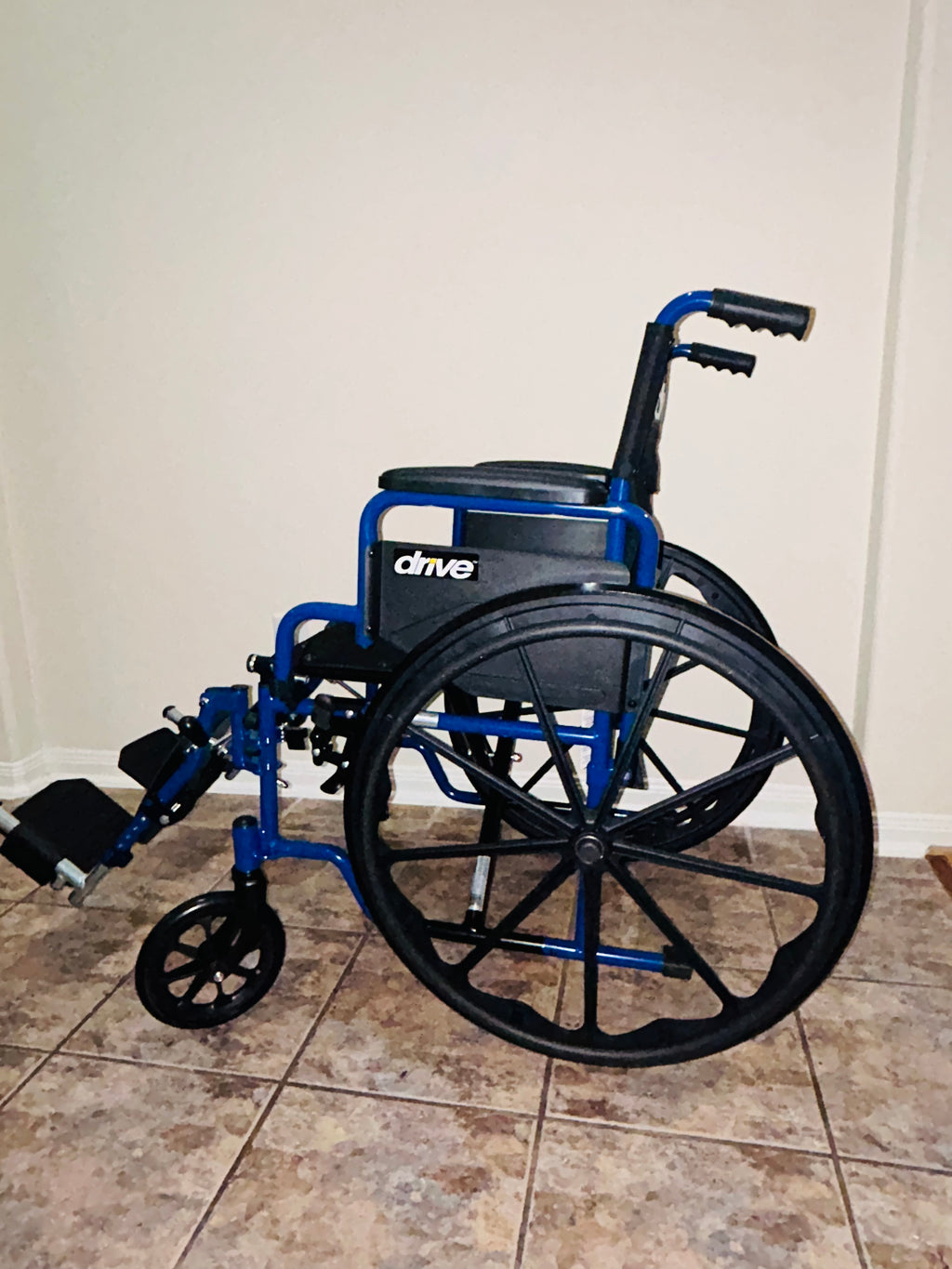 Drive Medical Blue Streak - Silla de ruedas plegable ligera
