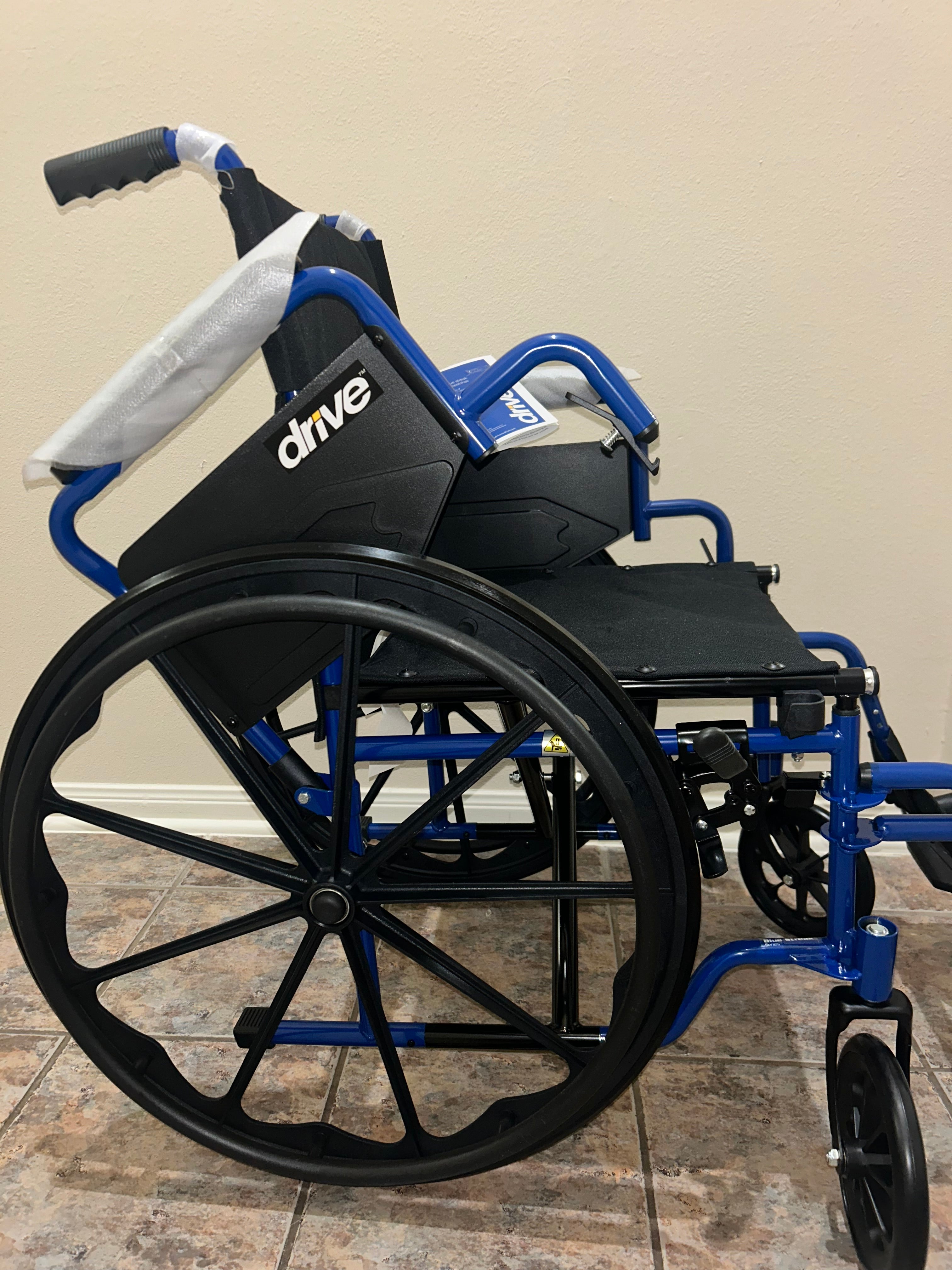 Silla de ruedas azul con brazos desmontables de escritorio de Drive Medical