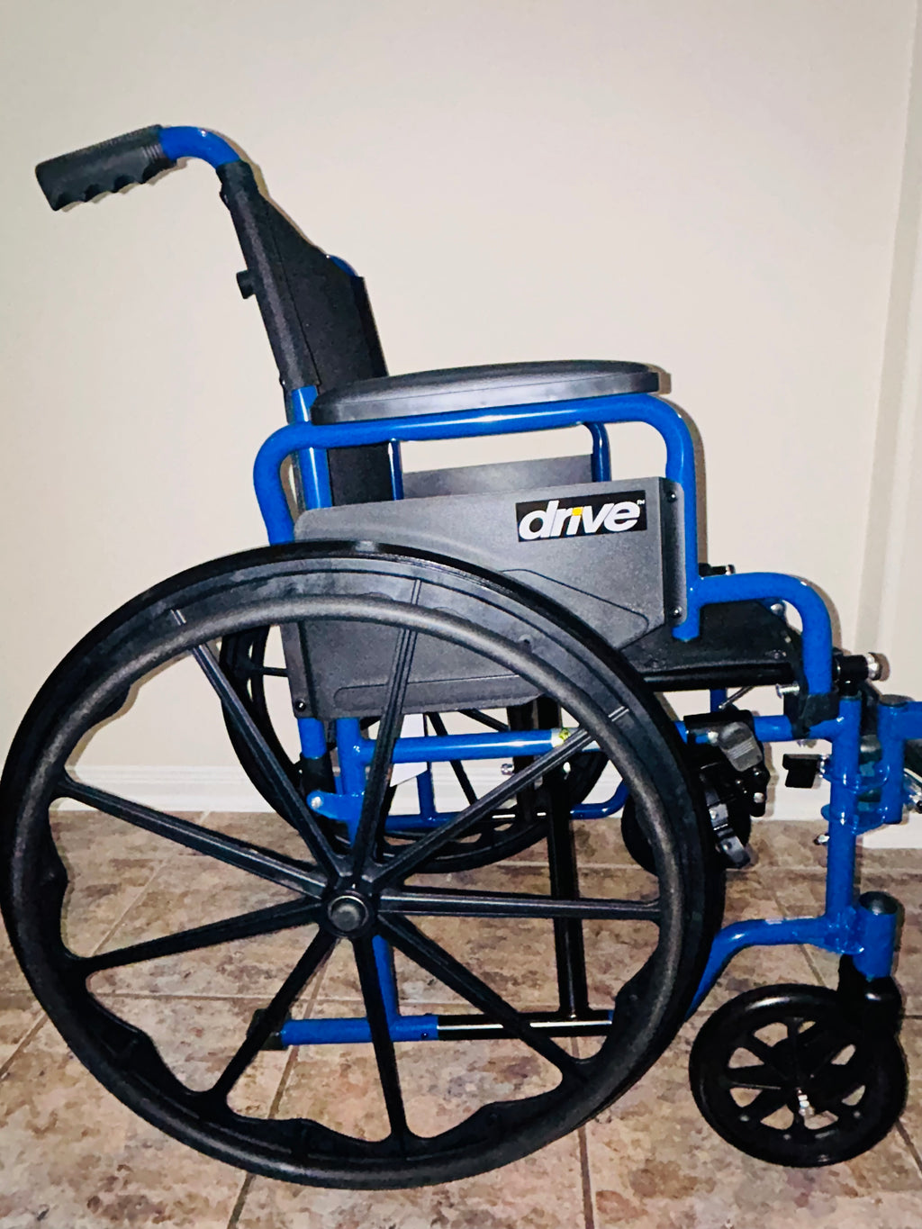 Drive Medical Blue Streak - Silla de ruedas plegable ligera