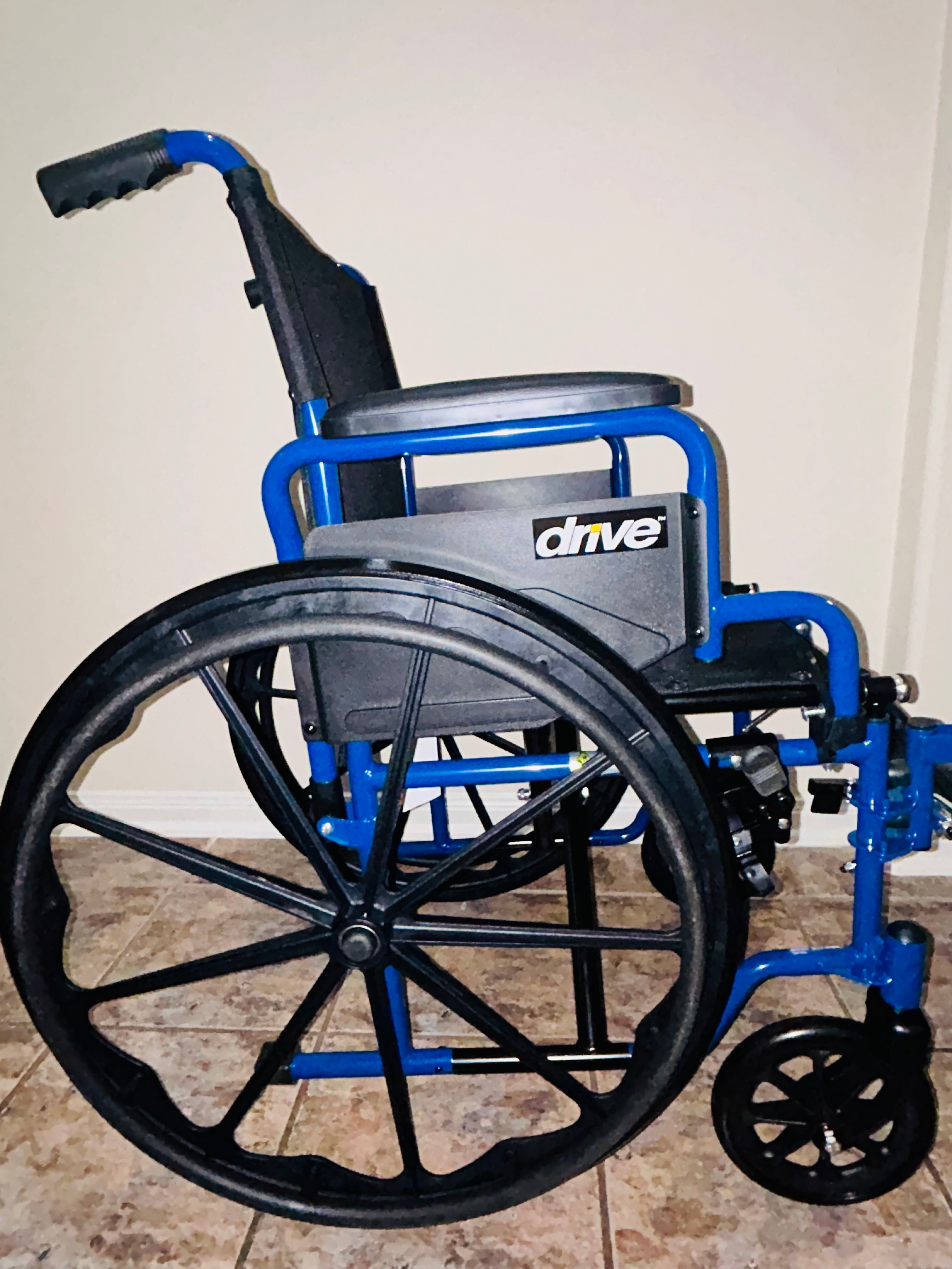 Drive Medical Blue Streak - Silla de ruedas plegable ligera