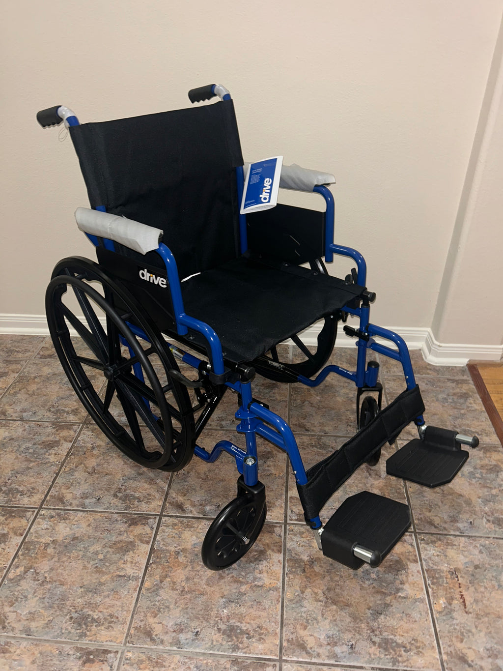 Silla de ruedas azul con brazos desmontables de escritorio de Drive Medical