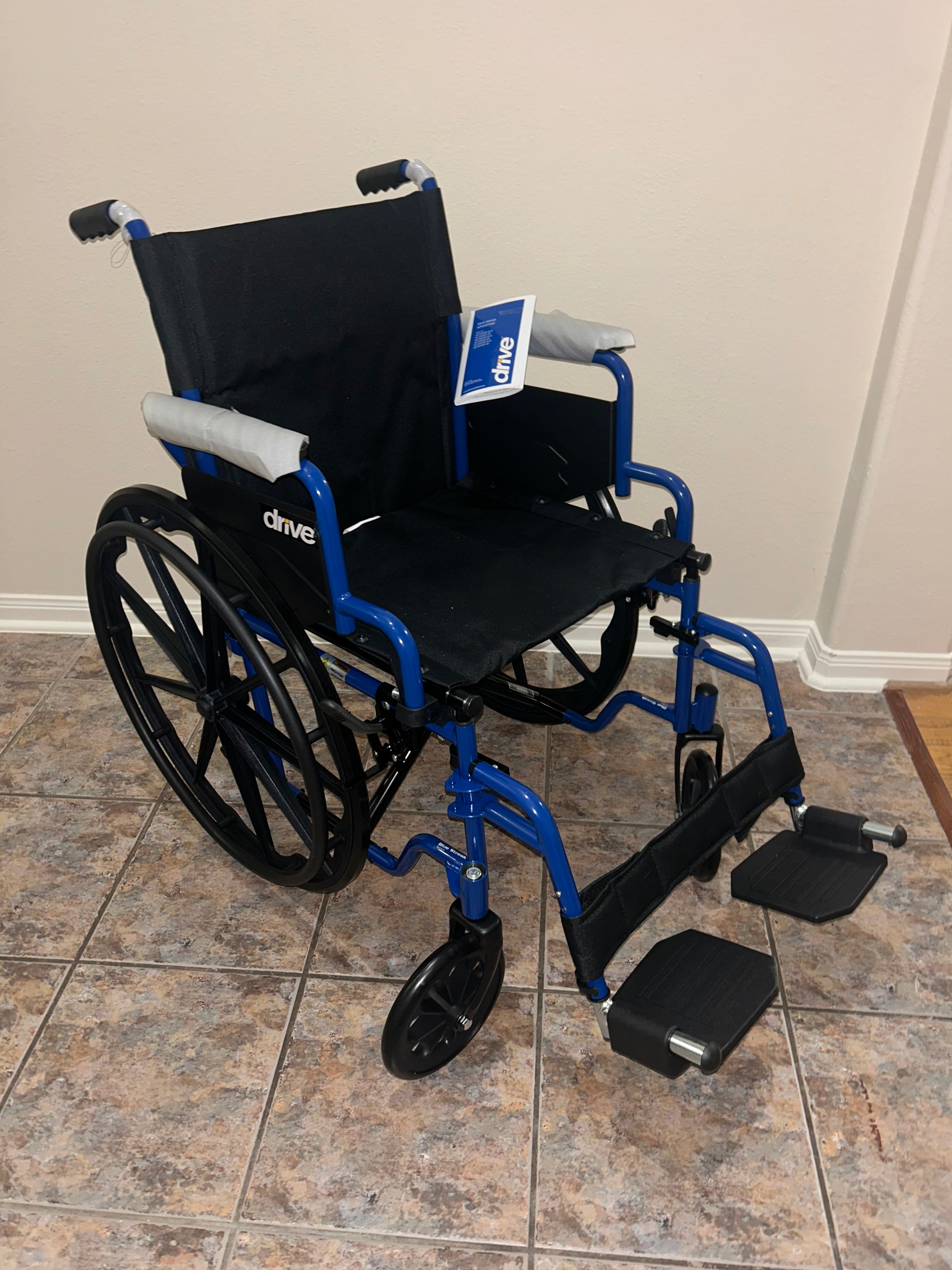 Silla de ruedas azul con brazos desmontables de escritorio de Drive Medical