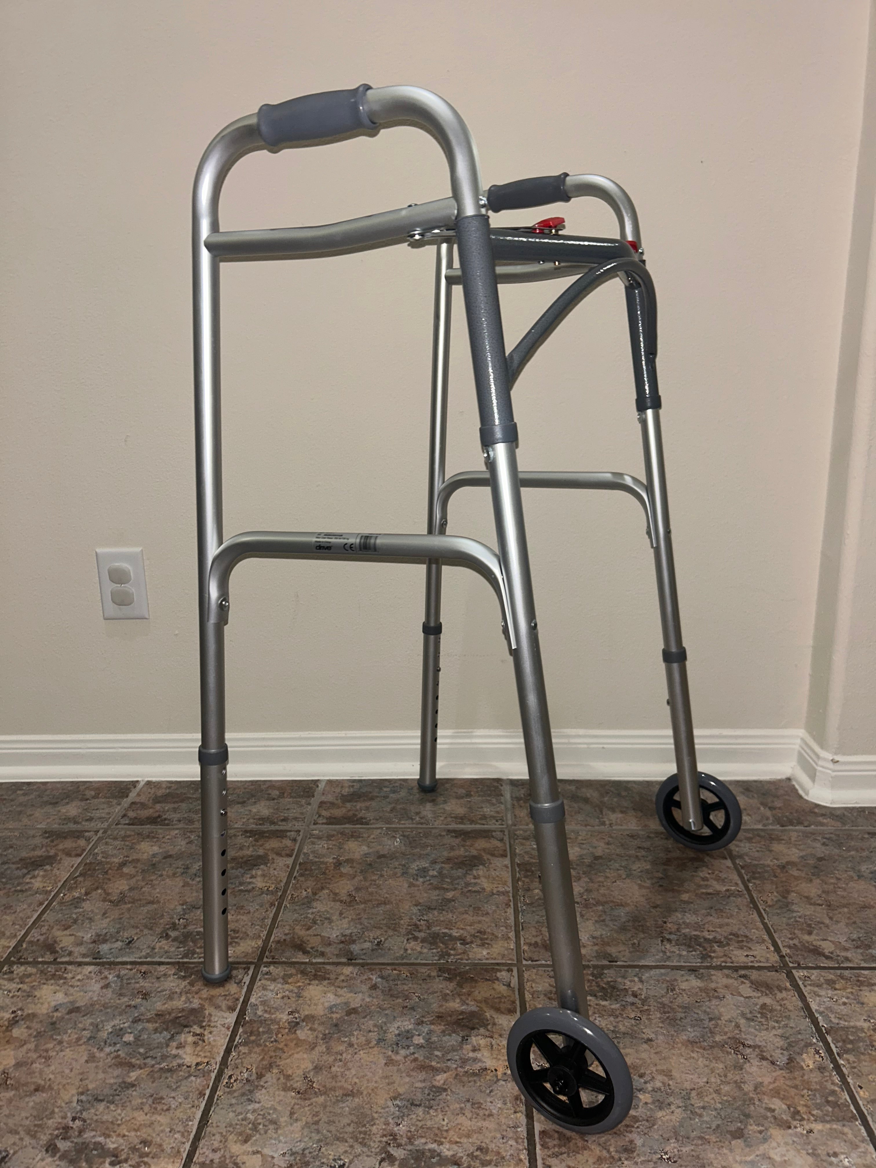 Andador plegable de lujo de dos botones con ruedas de 5 pulgadas