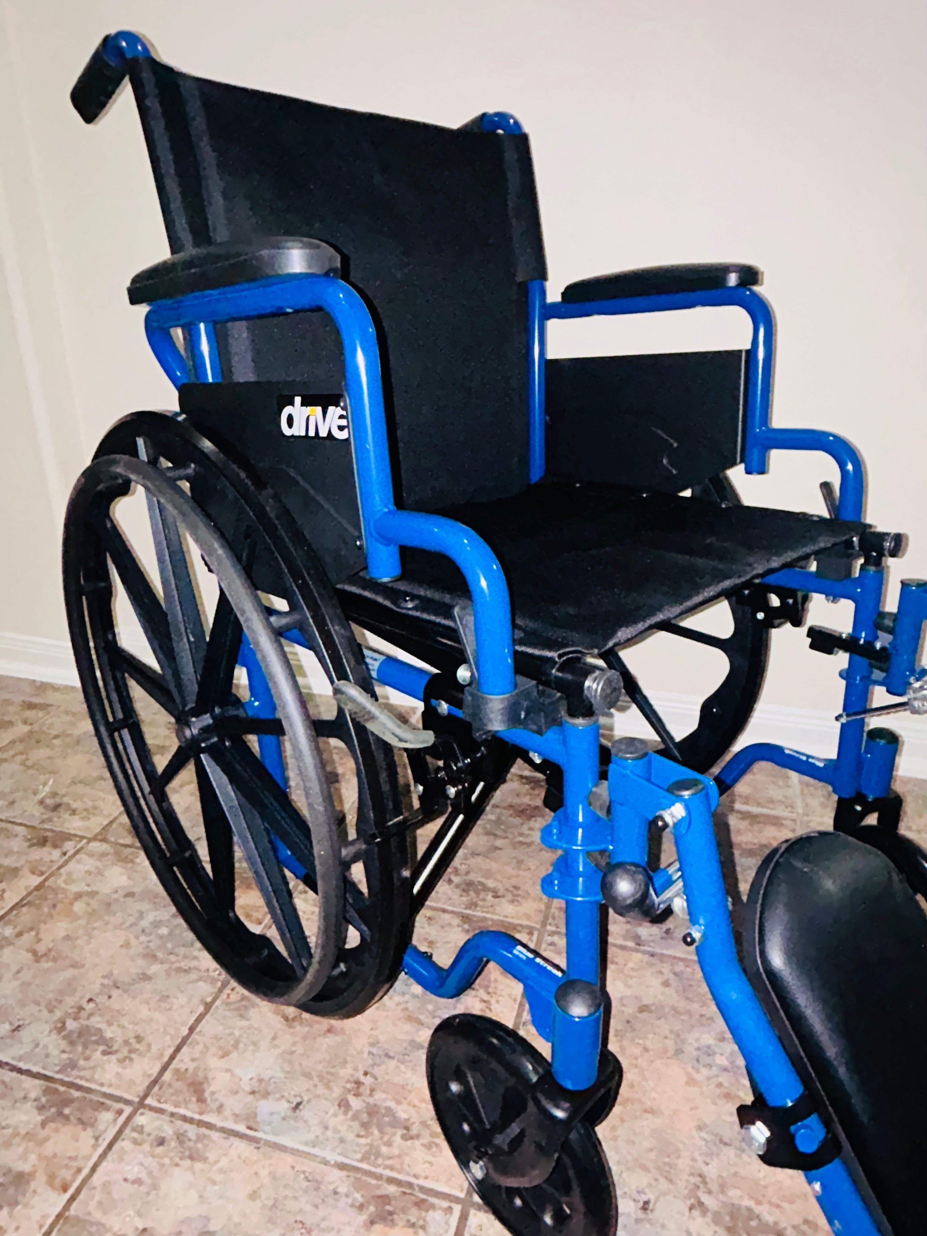 Drive Medical Blue Streak - Silla de ruedas plegable ligera