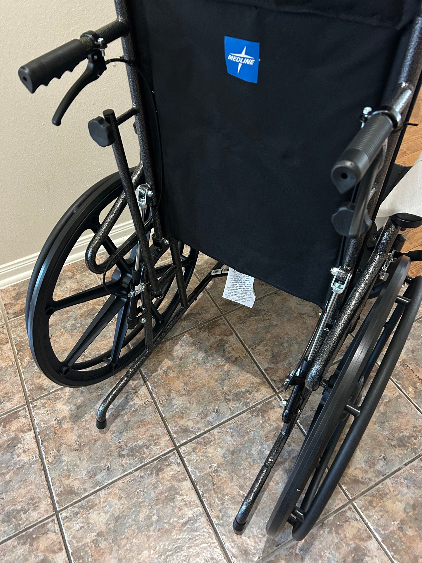 Medline Silla de ruedas reclinable, 18 pulgadas, con reposapiernas elevables.