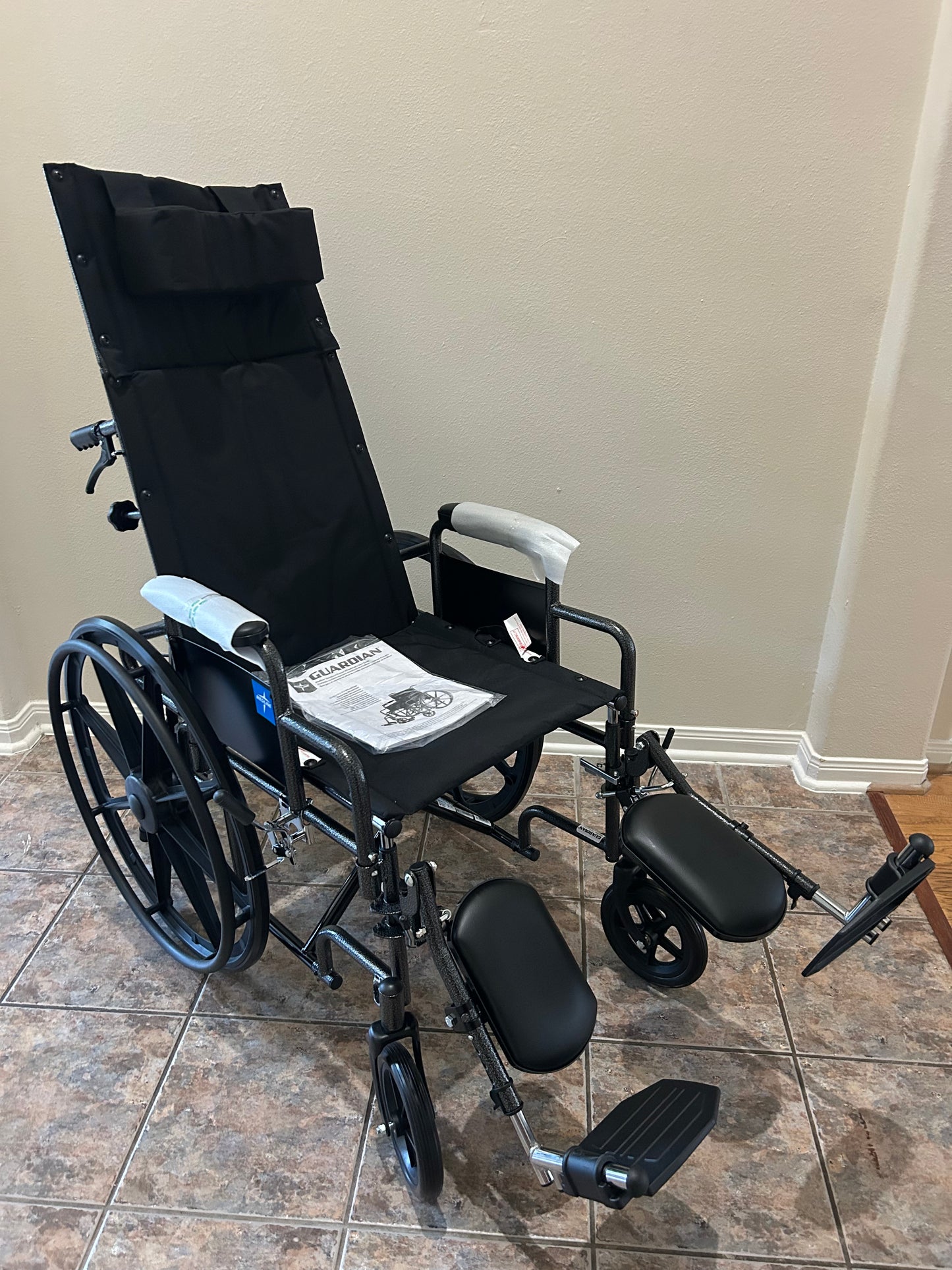 Medline Silla de ruedas reclinable, 18 pulgadas, con reposapiernas elevables.