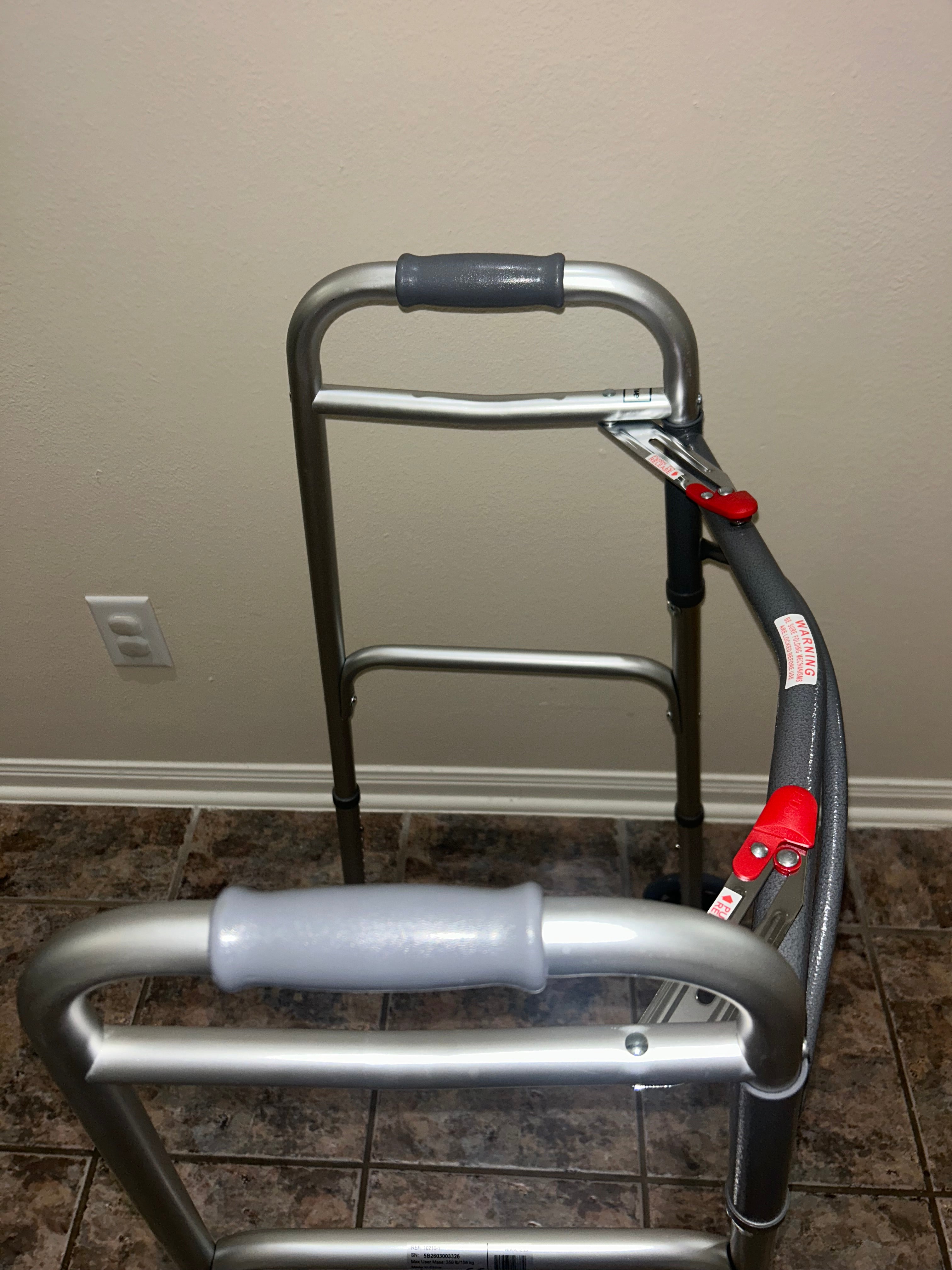 Andador plegable de lujo de dos botones con ruedas de 5 pulgadas