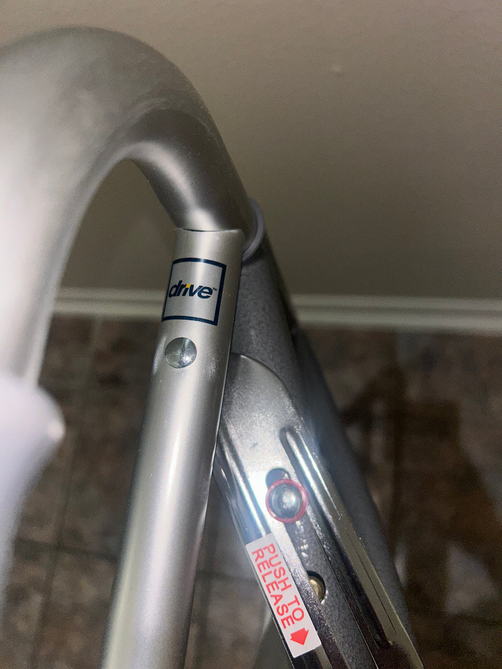 Andador plegable de lujo de dos botones con ruedas de 5 pulgadas
