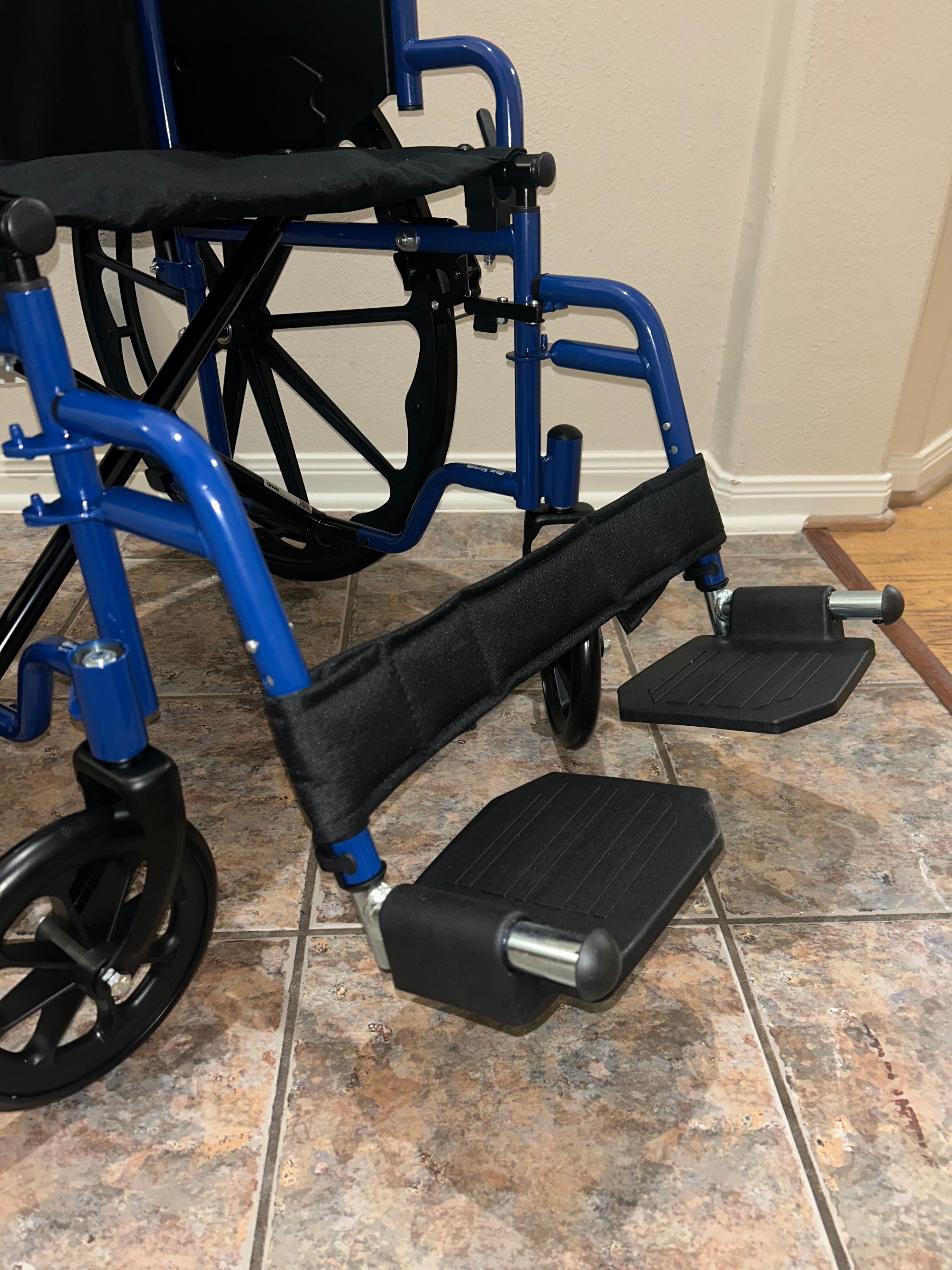 Silla de ruedas azul con brazos desmontables de escritorio de Drive Medical